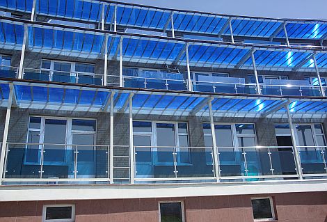 Балконное ограждение со стеклом и стойками. Тульская область, г. Алексин, республиканская учебно-тренировочная база «Ока». Фото 7.