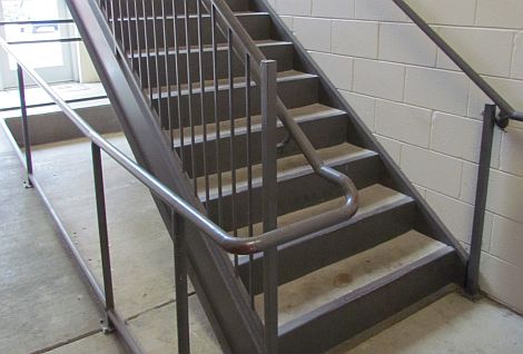 Лестница на тетивах из металла