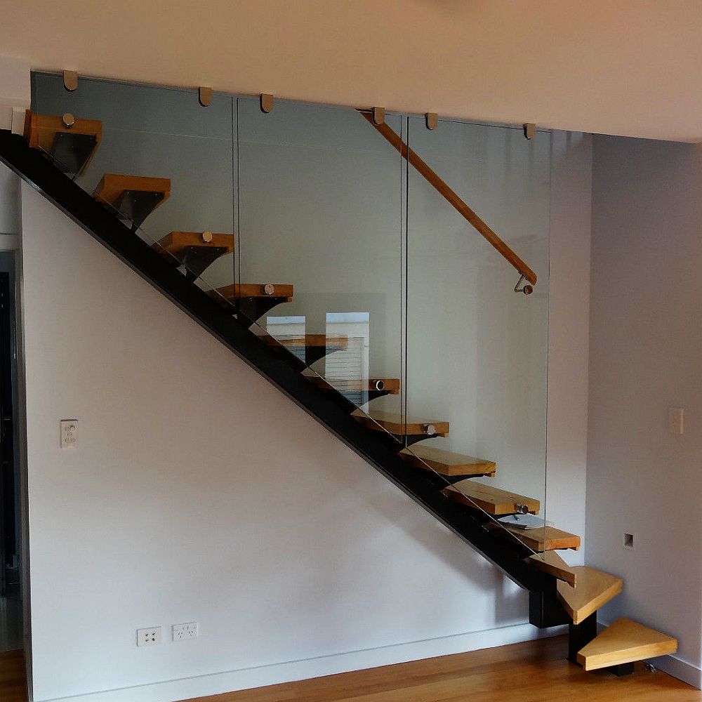 Лестница на одном металлическом косоуре с забежными ступенями
