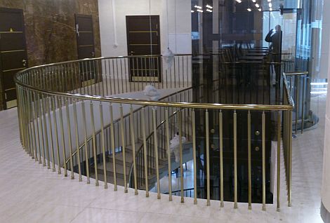Перила из нержавеющей стали с вертикальным заполнением. Москва. Комбинат питания кремлевский. Фото 4.