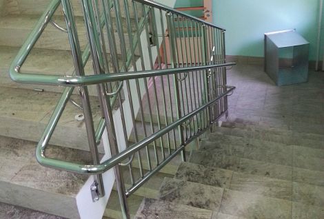 Безопасные перила из нержавеющей стали в школе города Химки. Фото 3.